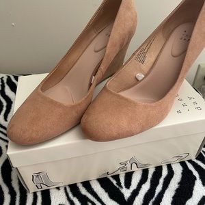 Women dot round toe wedges pump